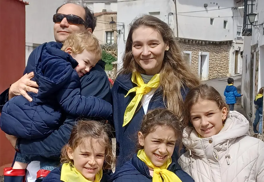 Fátima y José con su familia, en las misiones de Semana Santa de Familia Misionera