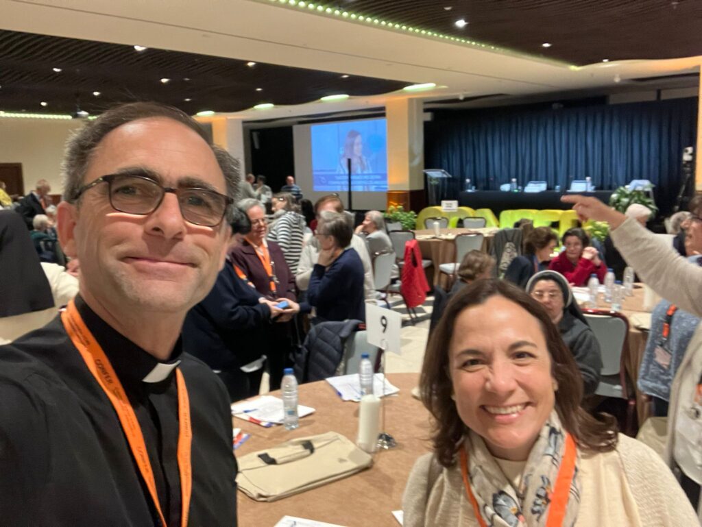 Betty y P. Javier en la Asamblea de Confer sobre ejercicio de la Autoridad