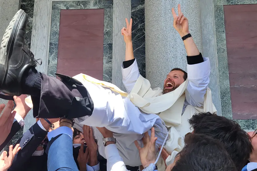 El P. Christopher Daniels, es manteado por los jóvenes de la sección de Barcelona