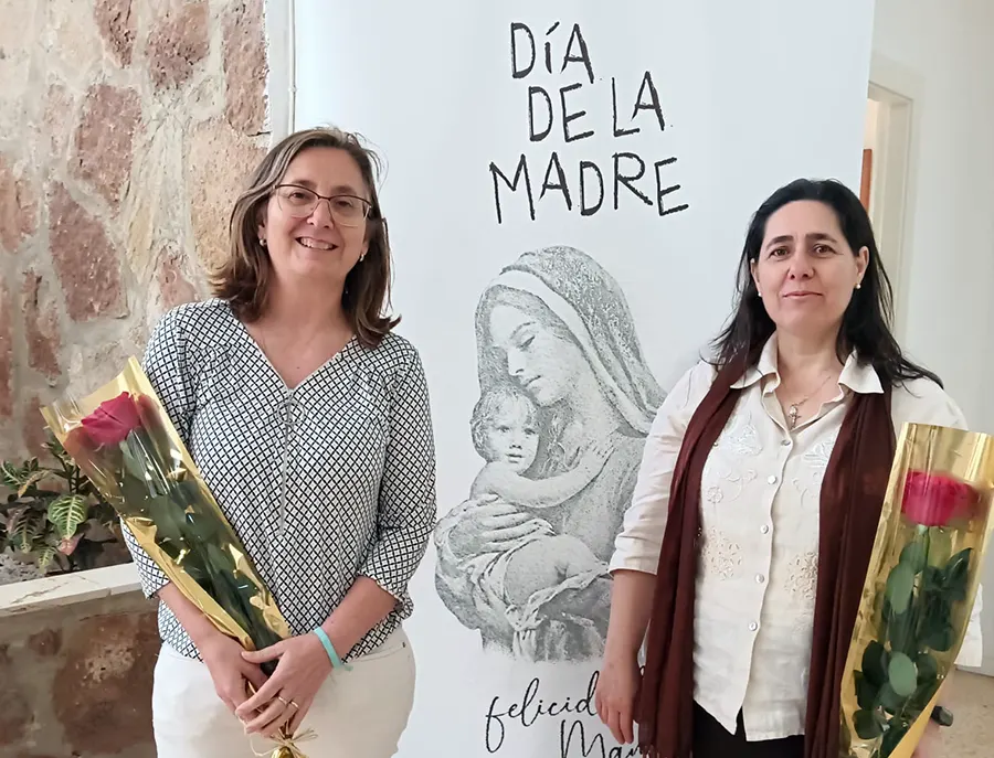 Las dos madres en el día de la Madre en Apostólica de los legionarios de Cristo