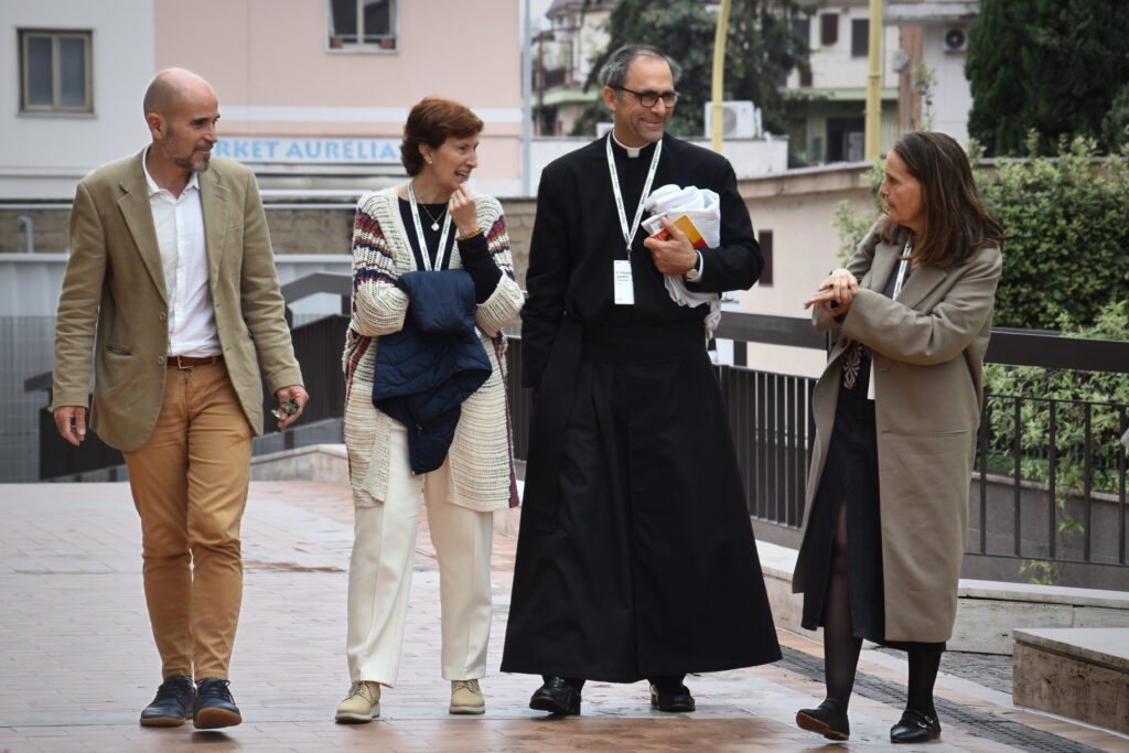 Un grupo de delegados del territorio de España tras la misa con Ghirlanda, de izquierda a derecha, Pablo Aledo, Esther García, P, Javier Cereceda, LC, y Carmen Fernández