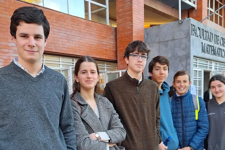 Alumnos de Highlands School El Encinar sin uniforme