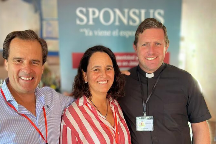 El P. Sebastián Rodríguez, con un matrimonio participante en el seminario Sponsus en Valencia