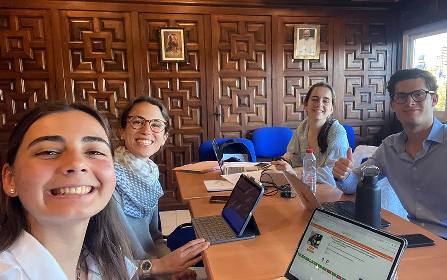 Jóvenes de Valencia estudiando en el centro del Regnum Christi