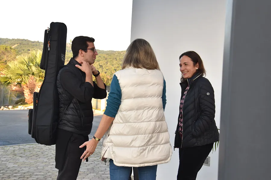 Betty Rivera conversa con otros miembros de la Convención