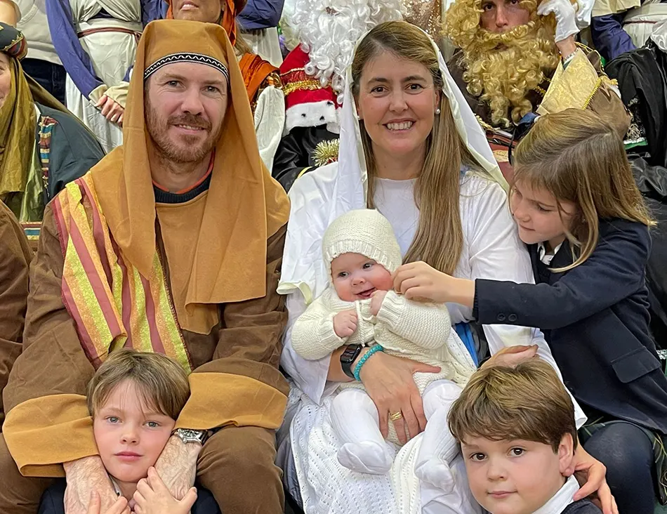 La Sagrada Familia se toma una foto con los alumnos de Highlands School El Encinar