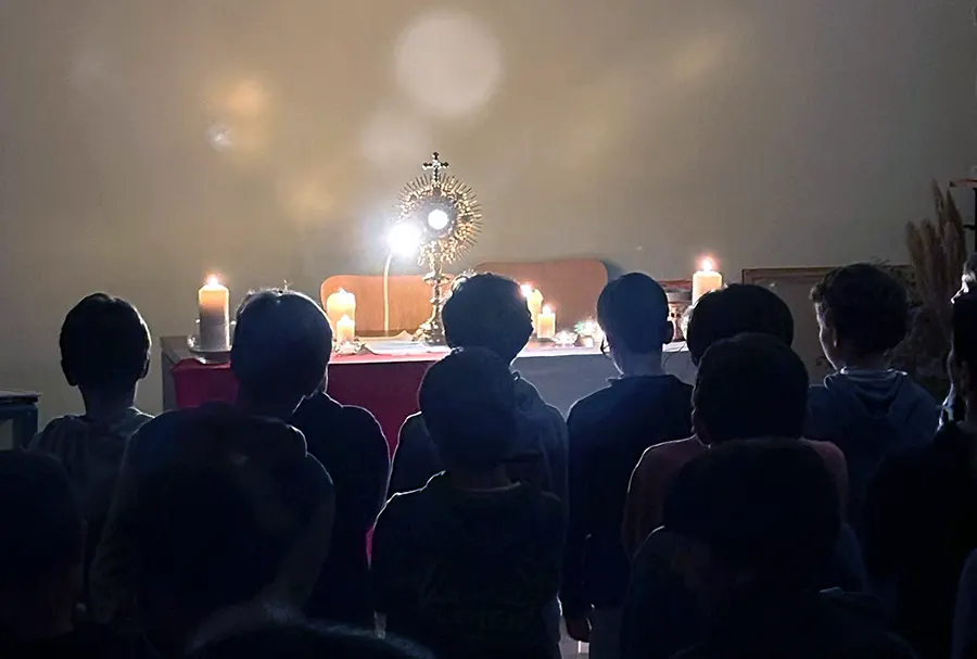 En adoración durante el retiro de fin de semana previo a sus Alianzas