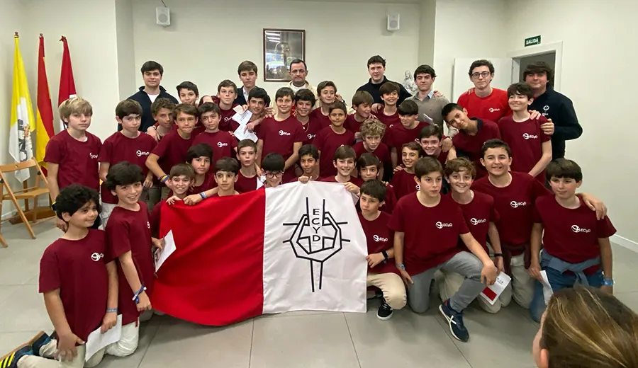 Los chicos que hicieron su Alianza con Jesús, junto a sus responsables y el P. José Ignacio de la Barreda, L.C