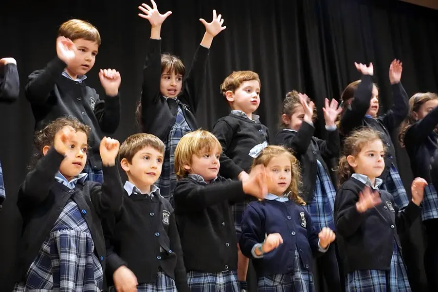 Los alumnos cantaron varias canciones en español, catalán e inglés dedicadas a sus abuelos.