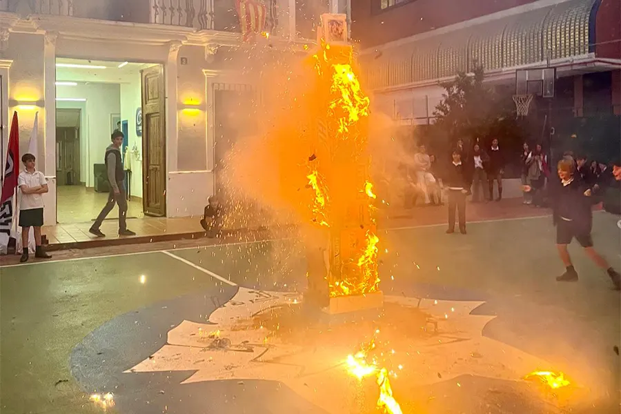 El Faro Fallero, la cremá del ninot del ecyd de valencia