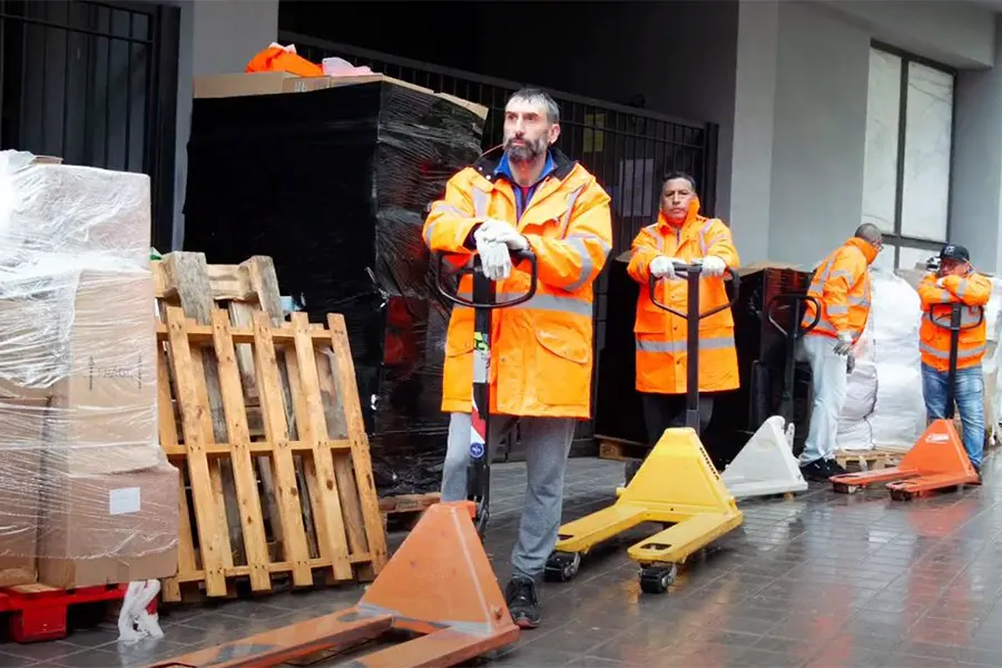 Voluntarios con carretillas