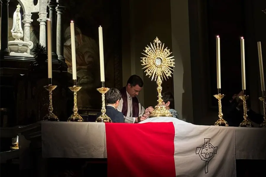 El P. José Ignacio de la Barreda, LC, en la adoración de Sevilla