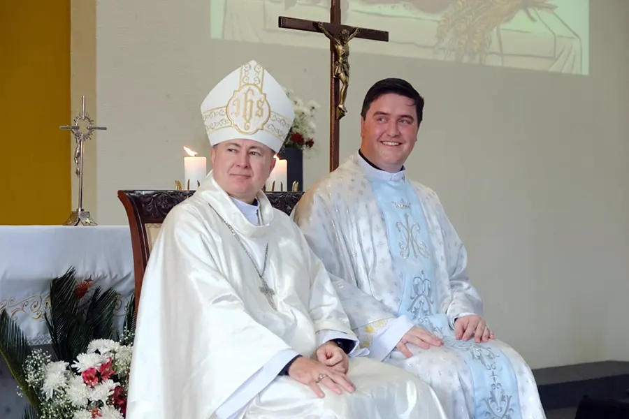 El padre Felipe junto con monseñor Reginei José Modolo, obispo auxiliar de Curitiba