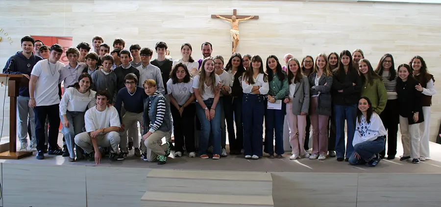 Grupo de chicos y chicas que hicieron sus alianzas del ECYD