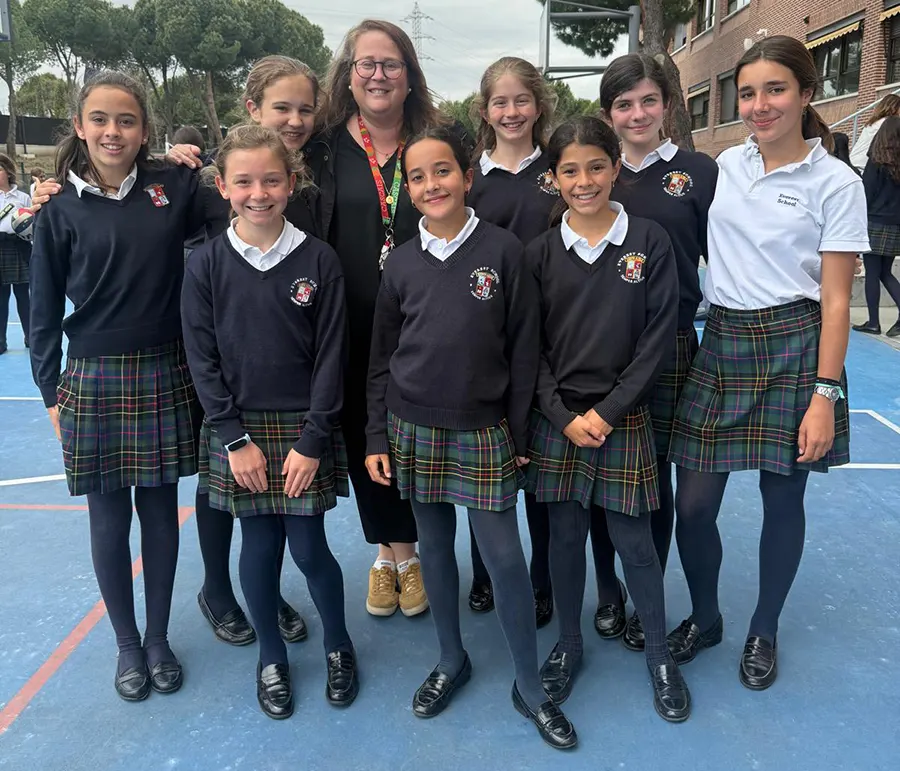 Alumnas participantes en RelicatGames con su profesora Isabel