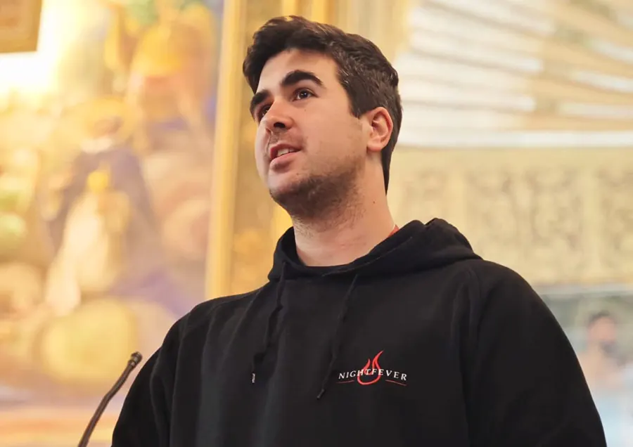 Carlos Ferris de Regnum Christi en Nightfever de la diócesis de Valencia