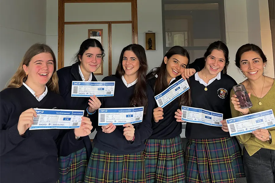 Cuatro de las cinco colaboradoras con Maca, directora del ECYD de Everest