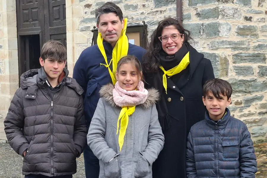 Daniela y Fabio con sus hijos en las misiones de Semana Santa 2025