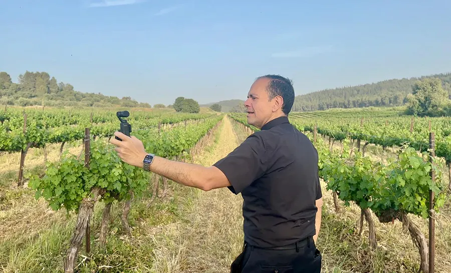 El P. Morales, en un viñedo en Tierra Santa copia