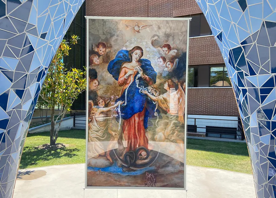 El cuadro de la Virgen Desatanudos en el centro del templete