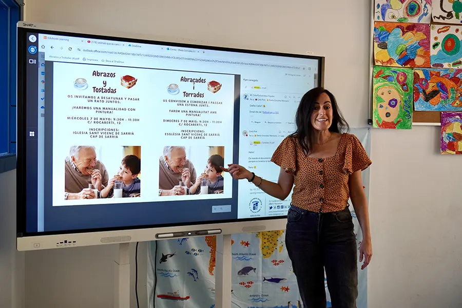 La profesora Sheila, con sus alumnos en clase explicando la actividad