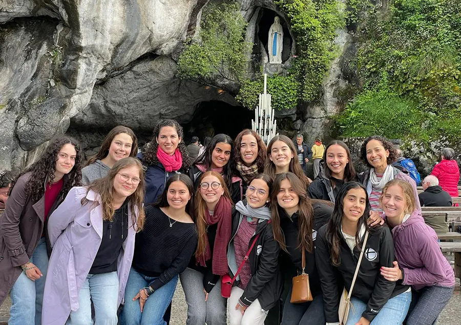 Las colaboradoras del Regnum Christi acompañadas por algunas cosagradas ante la imagen de la Virgen de Lourdes
