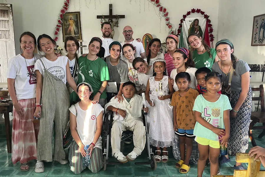 Misioneros de Juventud Misionera con niños maya después de una Primera Comunión