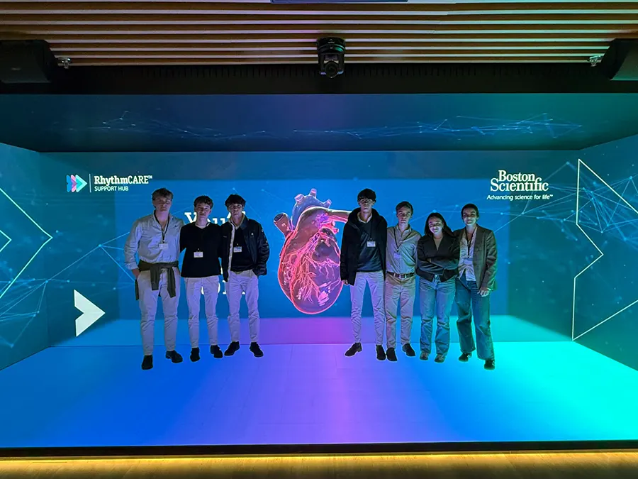 Un grupo de alumnos en las instalaciones de Boston Scientific