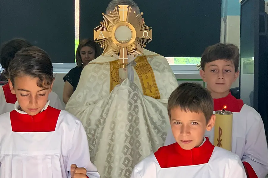 procesión eucarística en Highlands School Sevilla