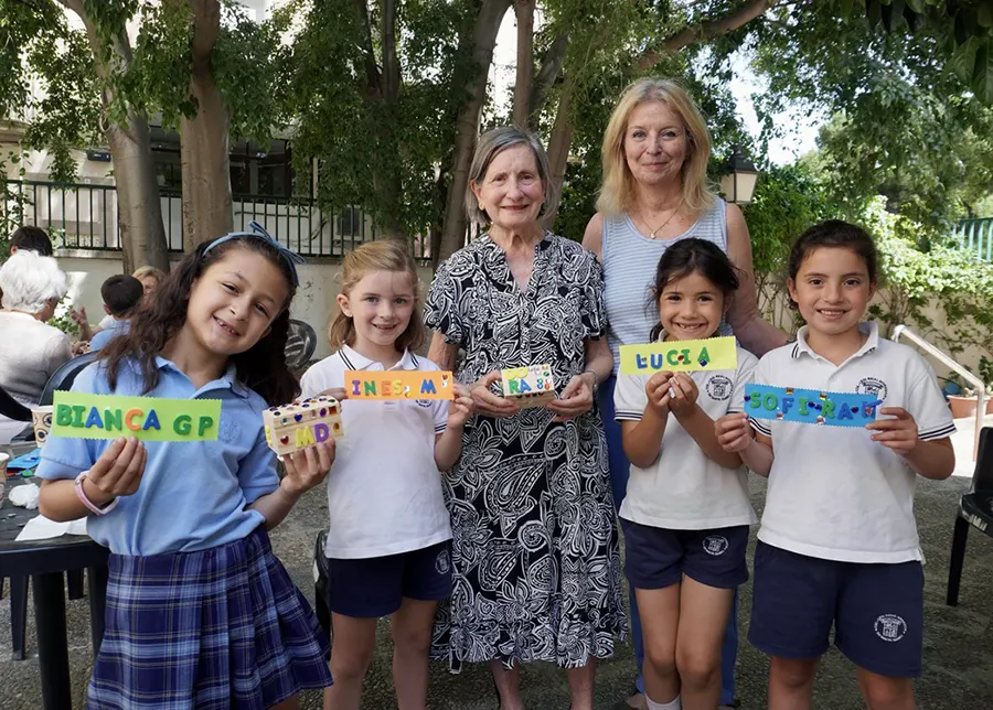 Alumnos del colegio Real Monasterio de Santa Isabel con los mayores a los que acompañaron