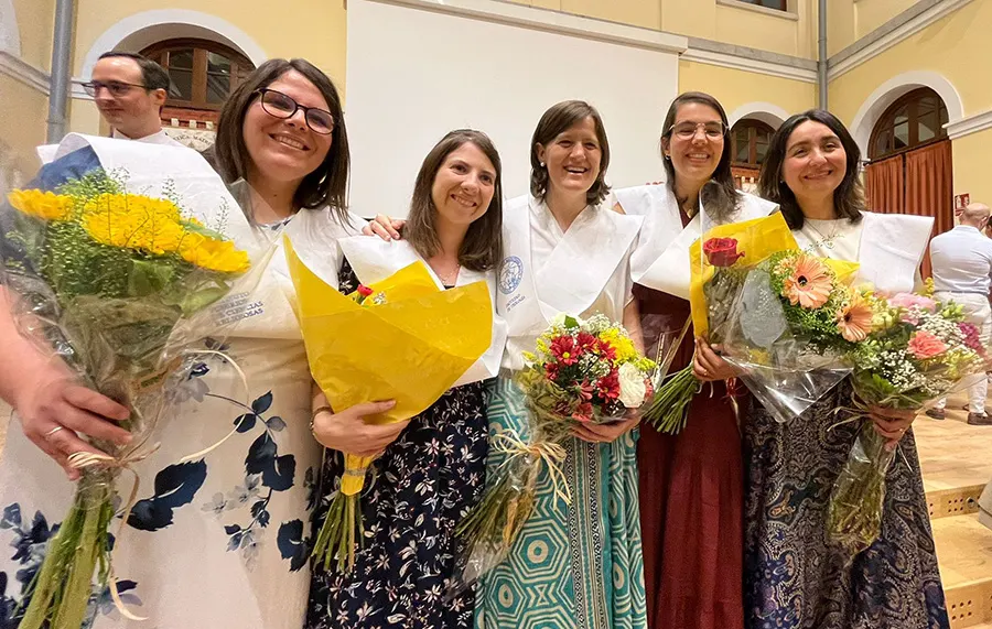 Consagradas del Regnum Christi graduadas en teología