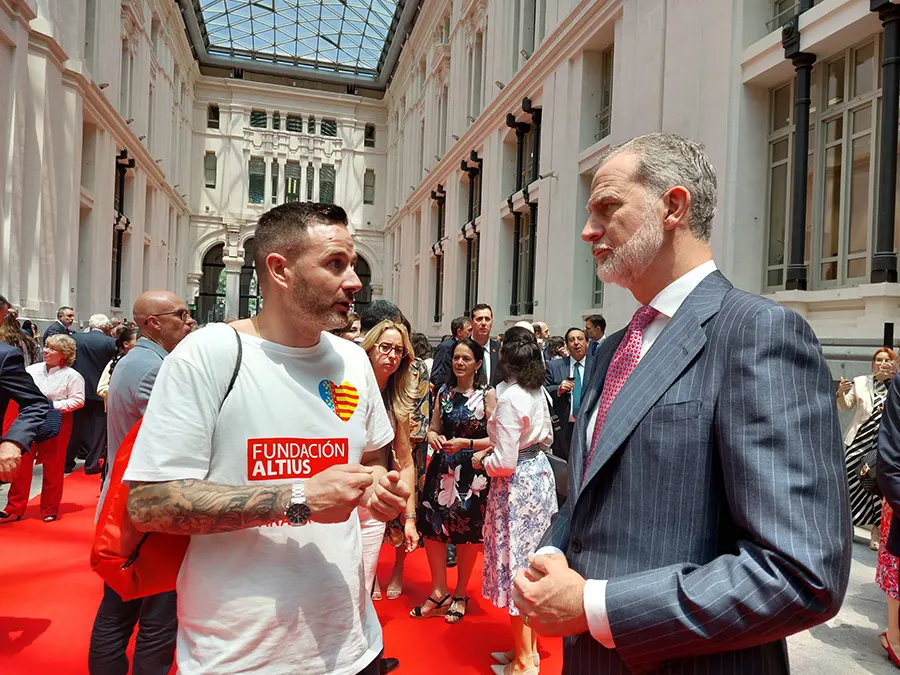 Don Felipe VI con un voluntario de la fundación Altius de Valencia