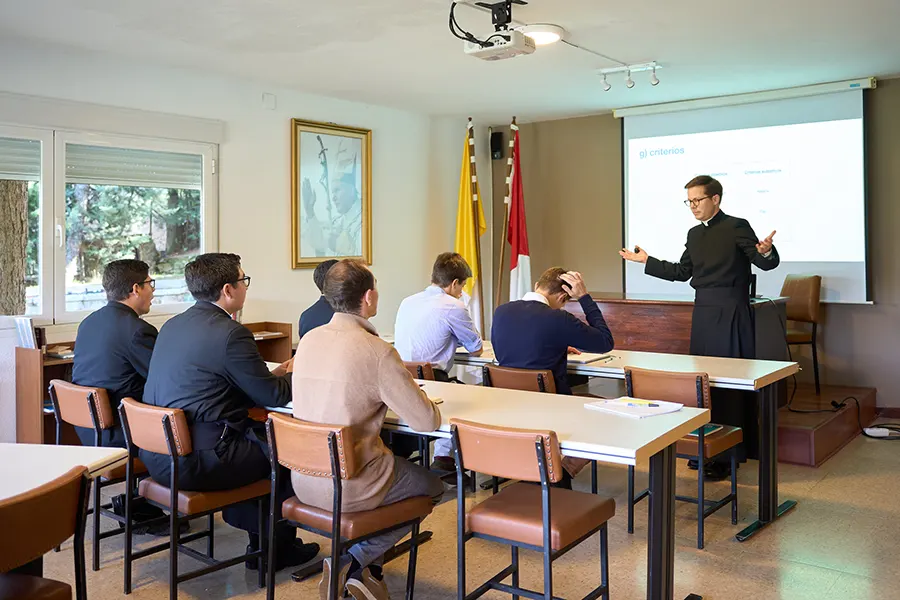 El Nikolaus, en una clase con novicios y candidatos en el noviciado europeo en Madrid