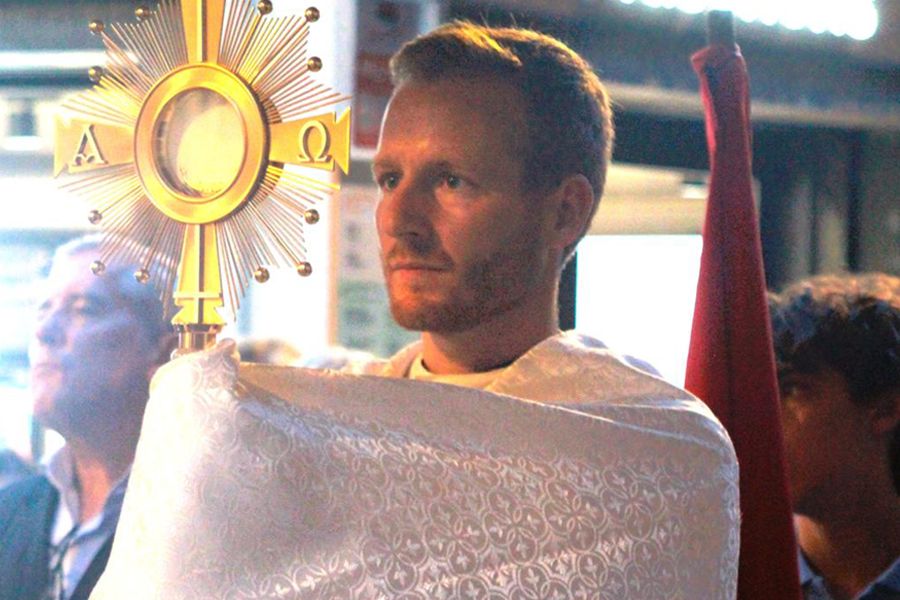 El P. Marcin porta el Santísimo durante la procesión del Corpus Christi de Barcelona