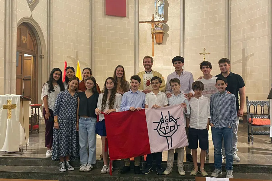 El grupo de chicos y chicas, con sus responsables y directores del ECYD de Barcelona