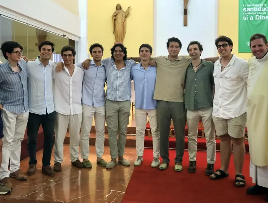Juan, con miembros de su equipo del Regnum Christi de Valencia
