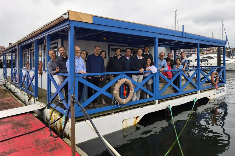 Los peregrinos del Regnum Christi que ganaron el jubileo en una barcaza para cruzar la ría del Nervión
