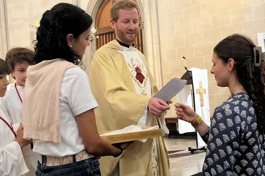 Sofía hace su Alianza ante la presencia de P. Marcin y Luiza Mendes, directores del ECYD de Barcelona