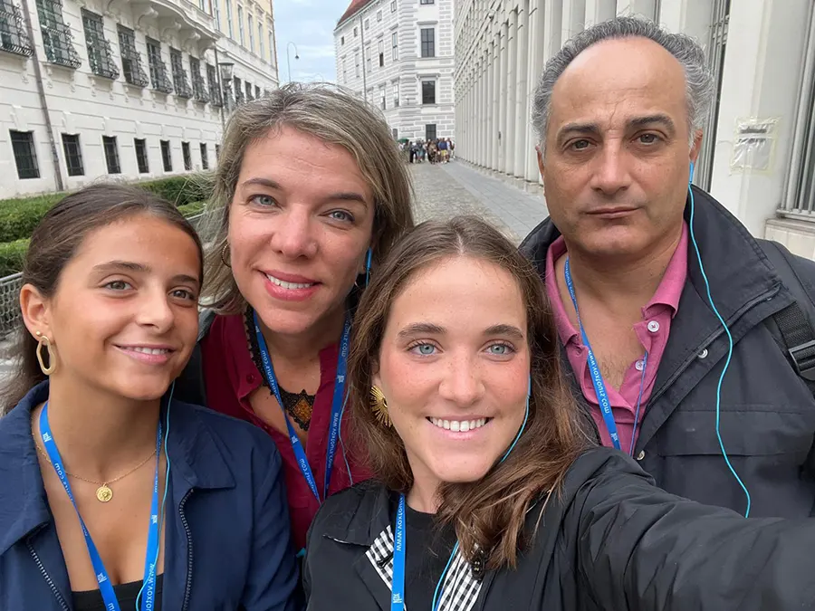 Blanca y Javier, con sus dos hijas
