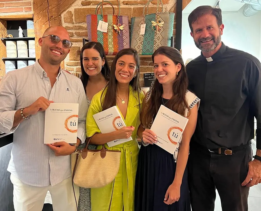 El P. Jaime con un grupo de jóvenes