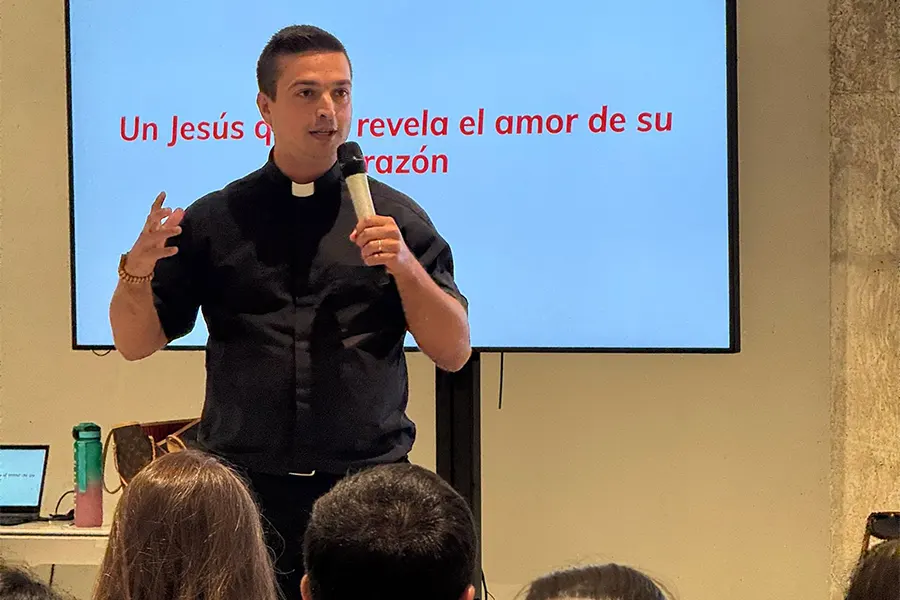 El P. Michael Canzian, LC, durante la joranda con profesores y administrativos de Highlands School El Encinar