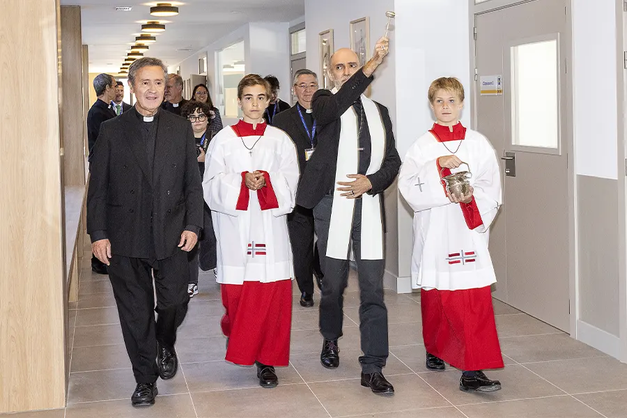 El obispo de Sant Feliu durante la bendición de las instalaciones de Highlands School Barcelona