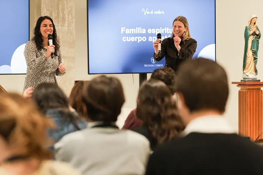 Gudelia Guerra, a la izquierda de la imagen, participando en un seminario de Vive el Misterio