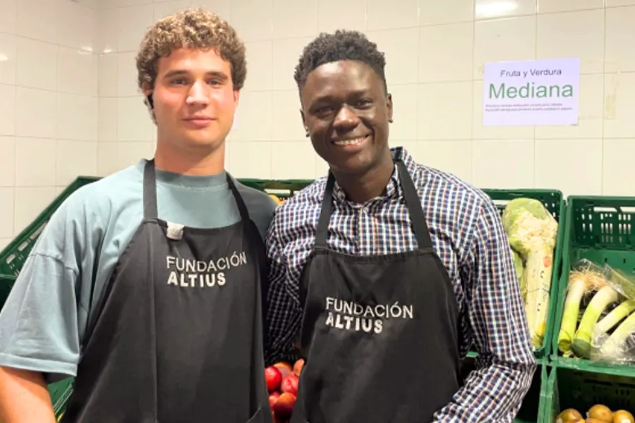 José Espinosa con su amigo Mohammed en el Mercado 1 Kilo de Ayuda de Altius