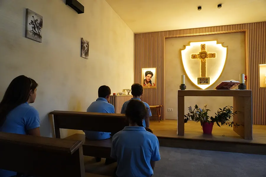 Un grupo de adolescentes del colegio Real Monasterio de Santa Isabel en la capilla de San Carlo Acutis