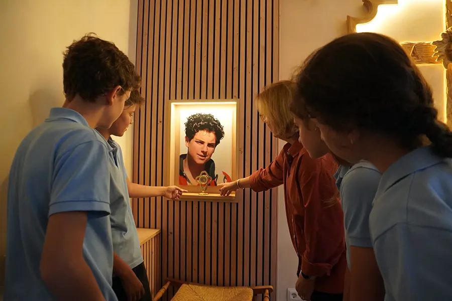 Una formadora del colegio Real Monasterio de Santa Isabel explica la importancia de la reliquia de San Carlo Acutis