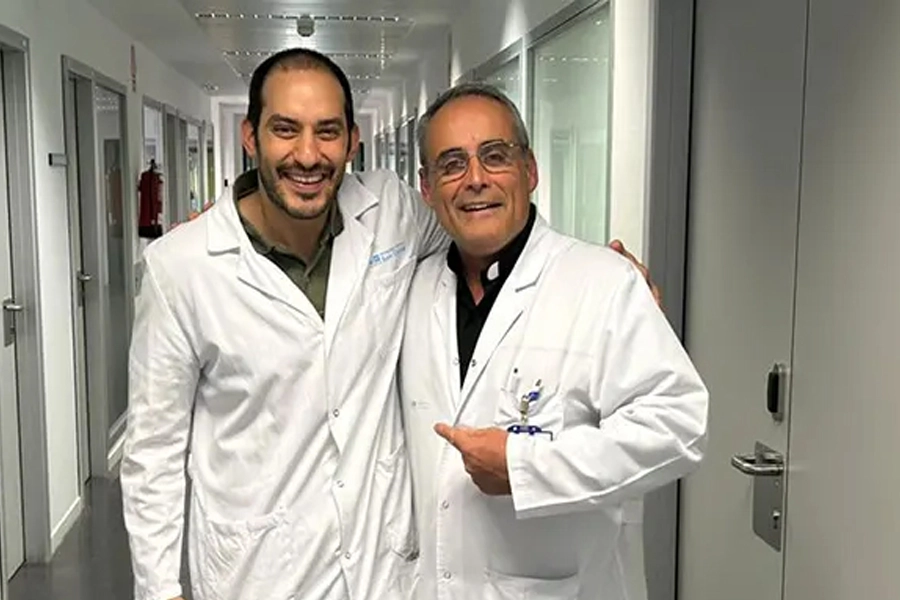 Victor lópez con el P. Iñaki, capellán del hospital san Carlos