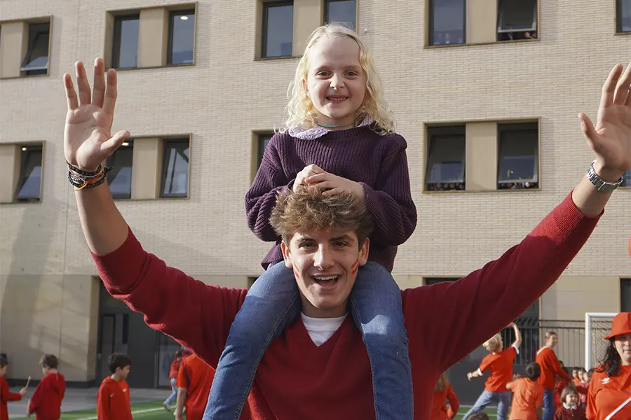 Alumnos mayores y pequeños conviviendo en la fiesta de Santa Isabel, un parte fundamental de la celebración