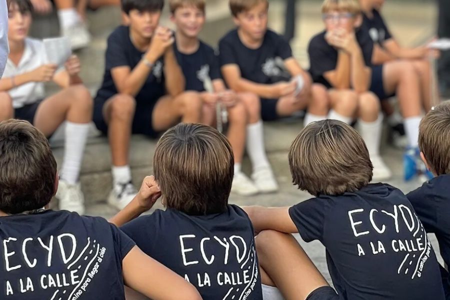 Chicos del ECYD, rezando el Rosario por las calles de Sevilla