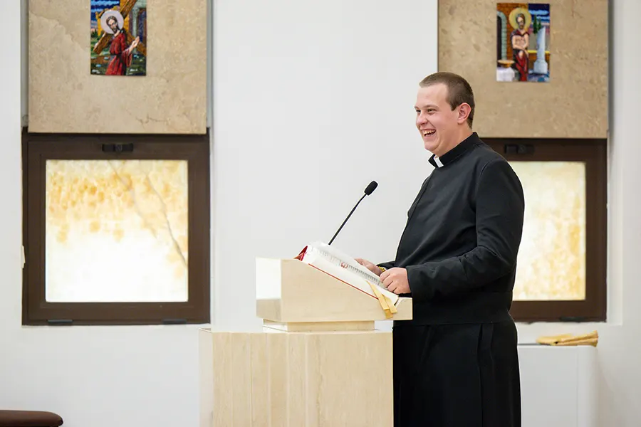 Con sotana, el nuevo novicio dirigió unas palabras a su familia y a los legionarios y amigos presentes